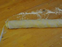 Lehtitaikinakääryleitä jauhelihalla ja juustolla Lihaleipää lehtitaikina ilman hiivaa