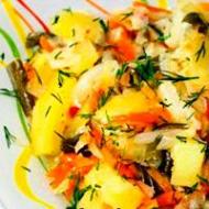Cara memasak ayam dalam ketuhar dengan sayur-sayuran: kentang, terung, tomato, labu