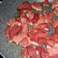 Daging babi yang dibakar dengan kentang dan bawang dalam krim