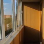 Idea menarik untuk menyelesaikan balkoni di Khrushchev, contoh foto