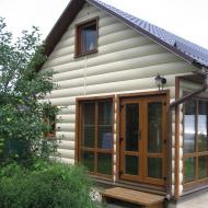 Melapisi rumah dengan kayu: bagaimana dan apa yang perlu ditutup di luar?