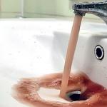 L'acqua calda scorre da un rubinetto freddo: cause e metodi di eliminazione