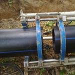 Soldering polyethylene pipes end to end and using an electric coupling