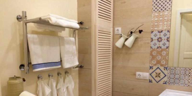 كيفية إغلاق الناهض في الحمام مع اللوح الجصي تحت البلاط مع البلاط