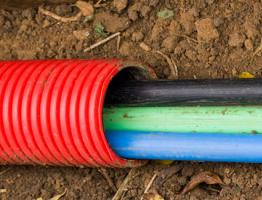 Какая труба для прокладки кабеля в земле лучше подходит – обзор преимуществ разных видов труб