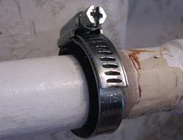 Как и чем заделать течь в водопроводной трубе или трубе отопления?